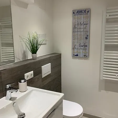 Stylische Direkt Am Mit Balkon Und Saisonalem Strandkorb Apartment